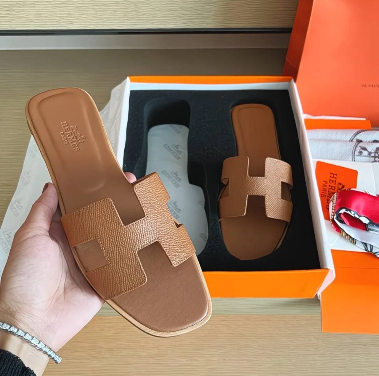 Spot Hermes leather H light brown flat slippers with matching light brown stitching – stylish women’s sandals