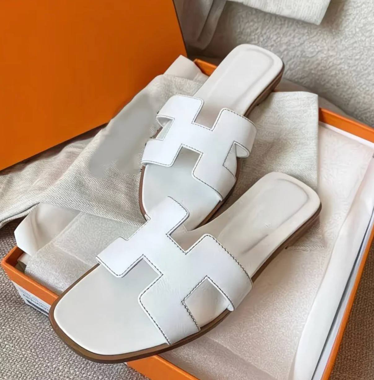 Spot Hermes leather H white flat slippers with light brown stitching – chic women’s sandals