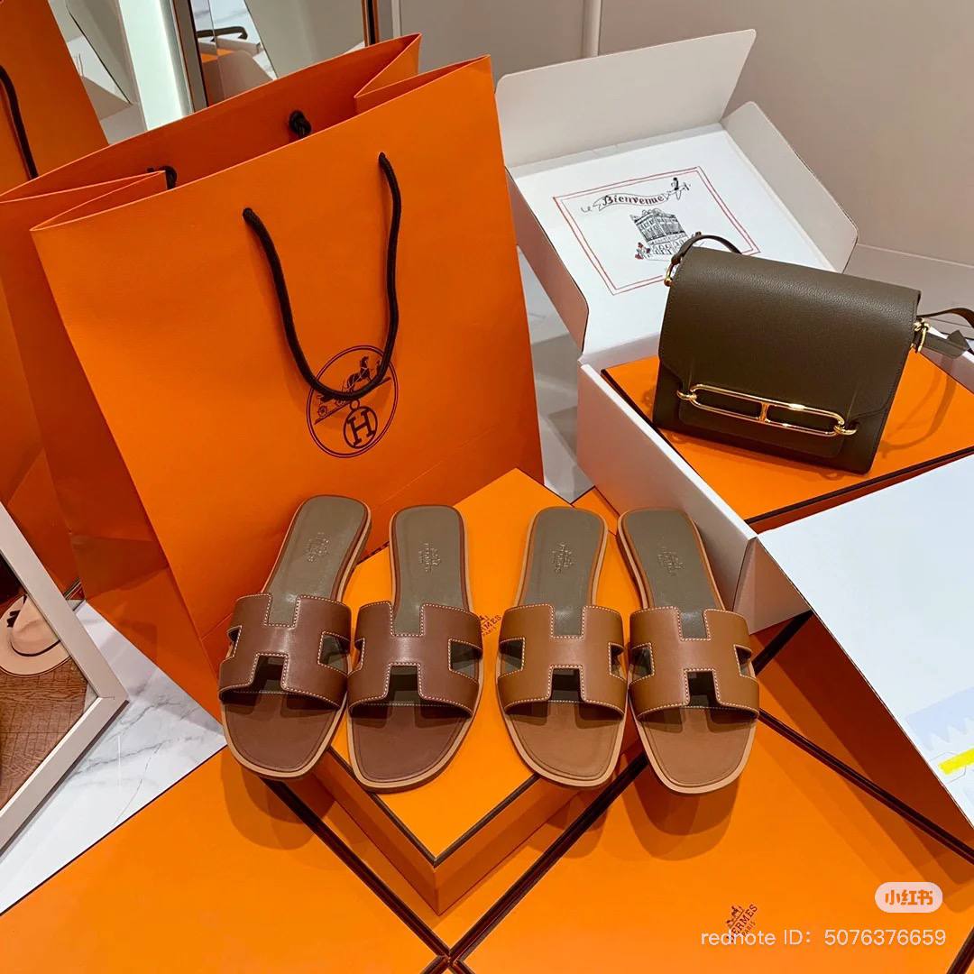 Spot Hermes leather H light brown flat slippers with matching light brown stitching – stylish women’s sandals