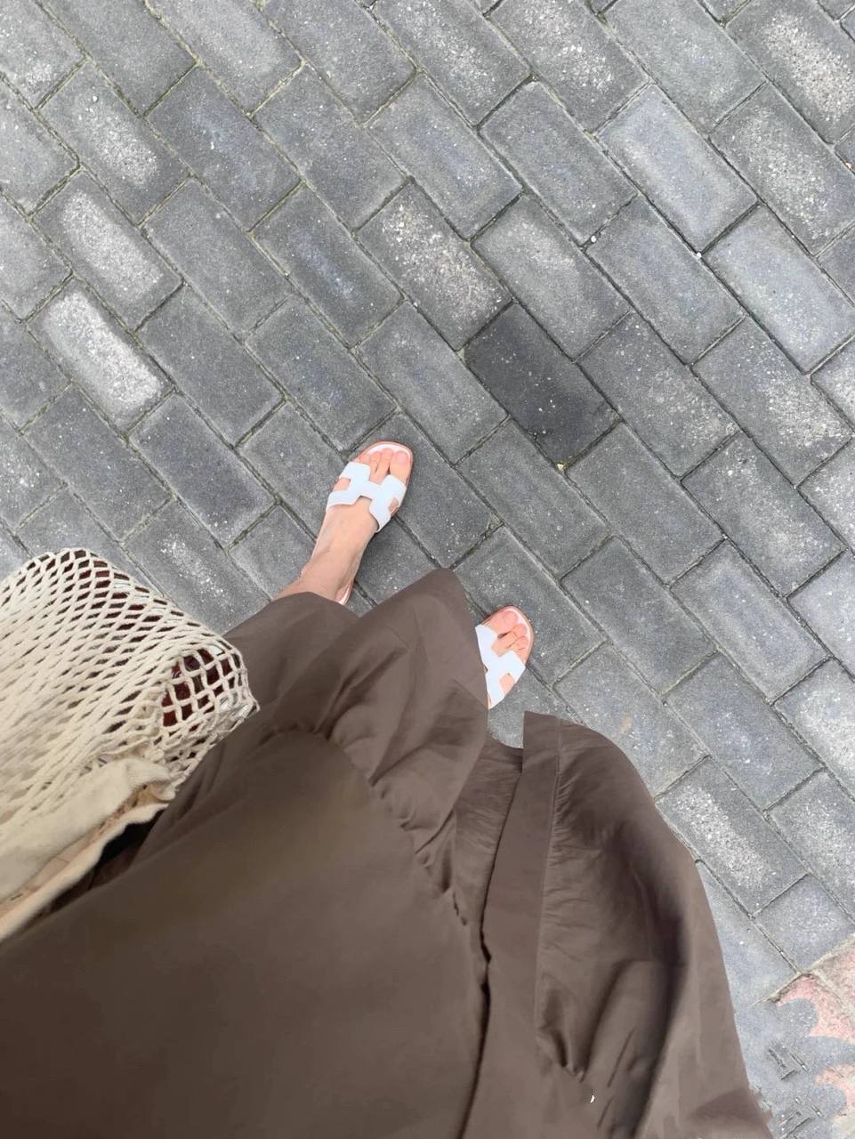 Spot Hermes leather H white flat slippers with light brown stitching – chic women’s sandals