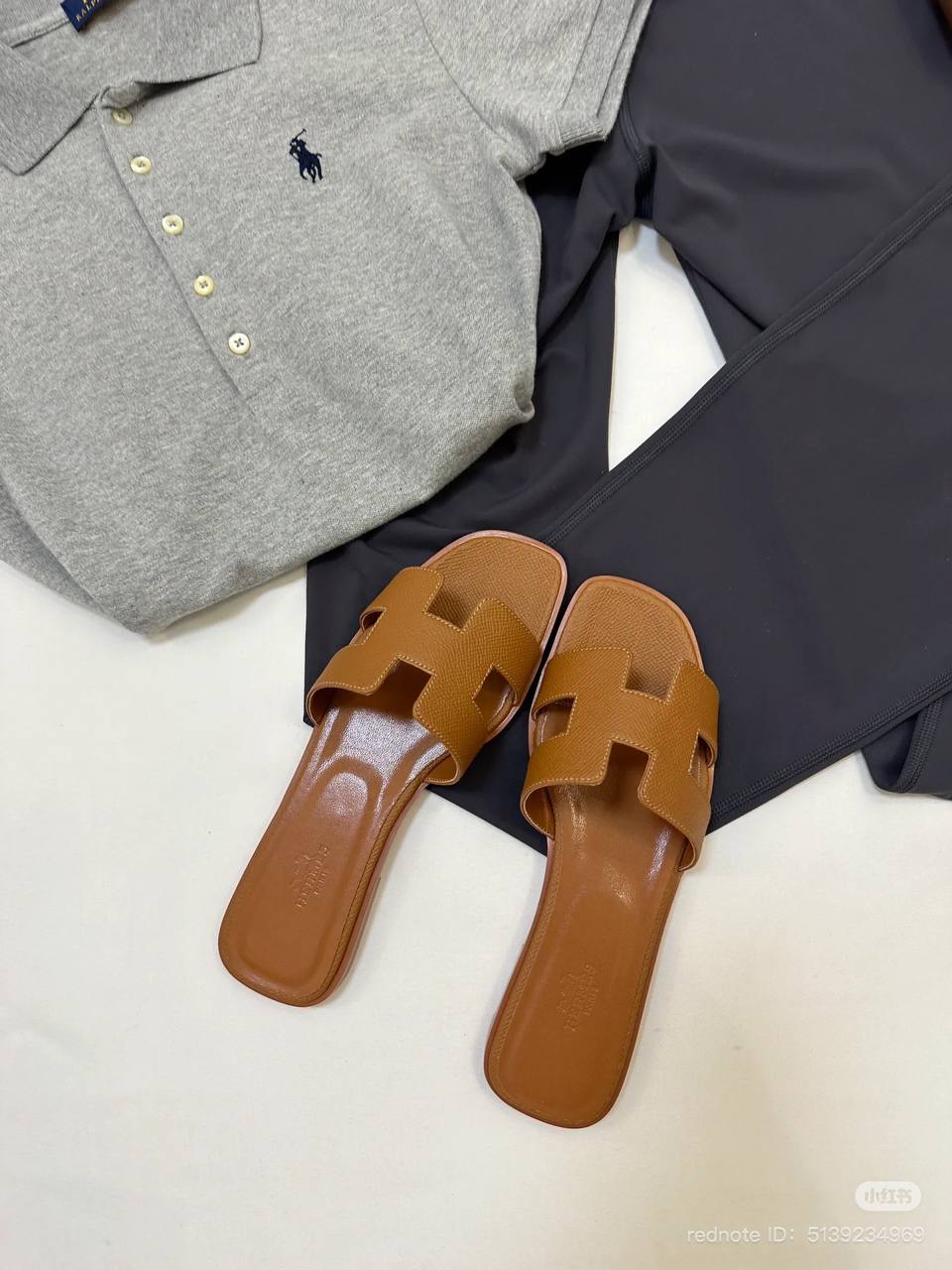 Spot Hermes leather H light brown flat slippers with matching light brown stitching – stylish women’s sandals