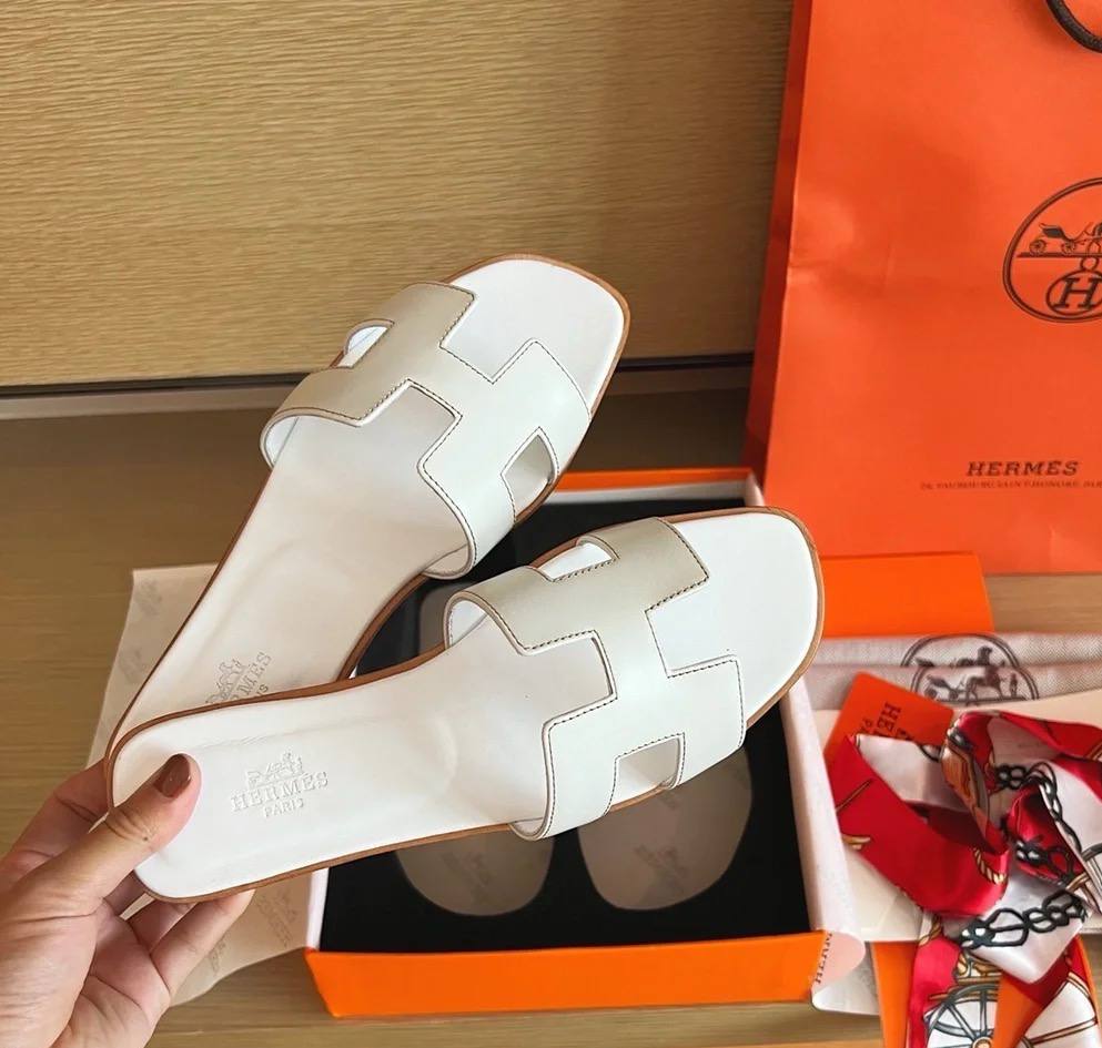 Spot Hermes leather H white flat slippers with light brown stitching – chic women’s sandals