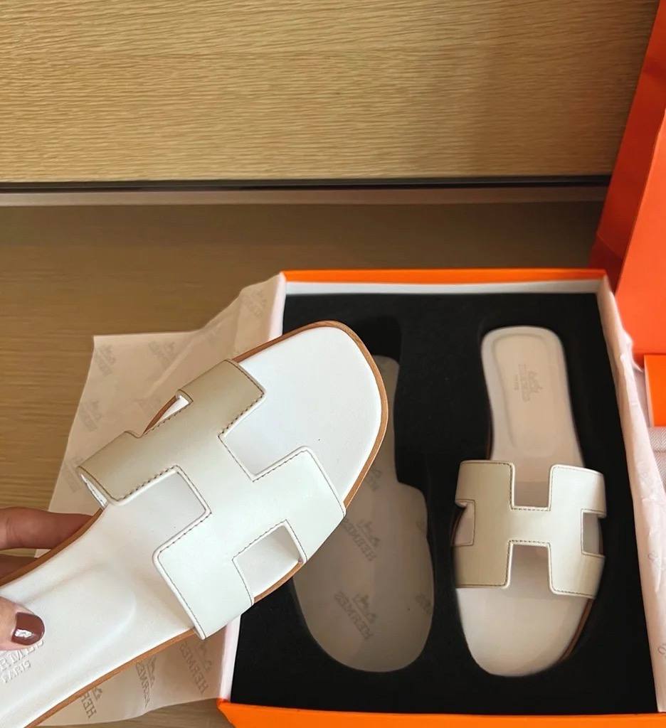Spot Hermes leather H white flat slippers with light brown stitching – chic women’s sandals